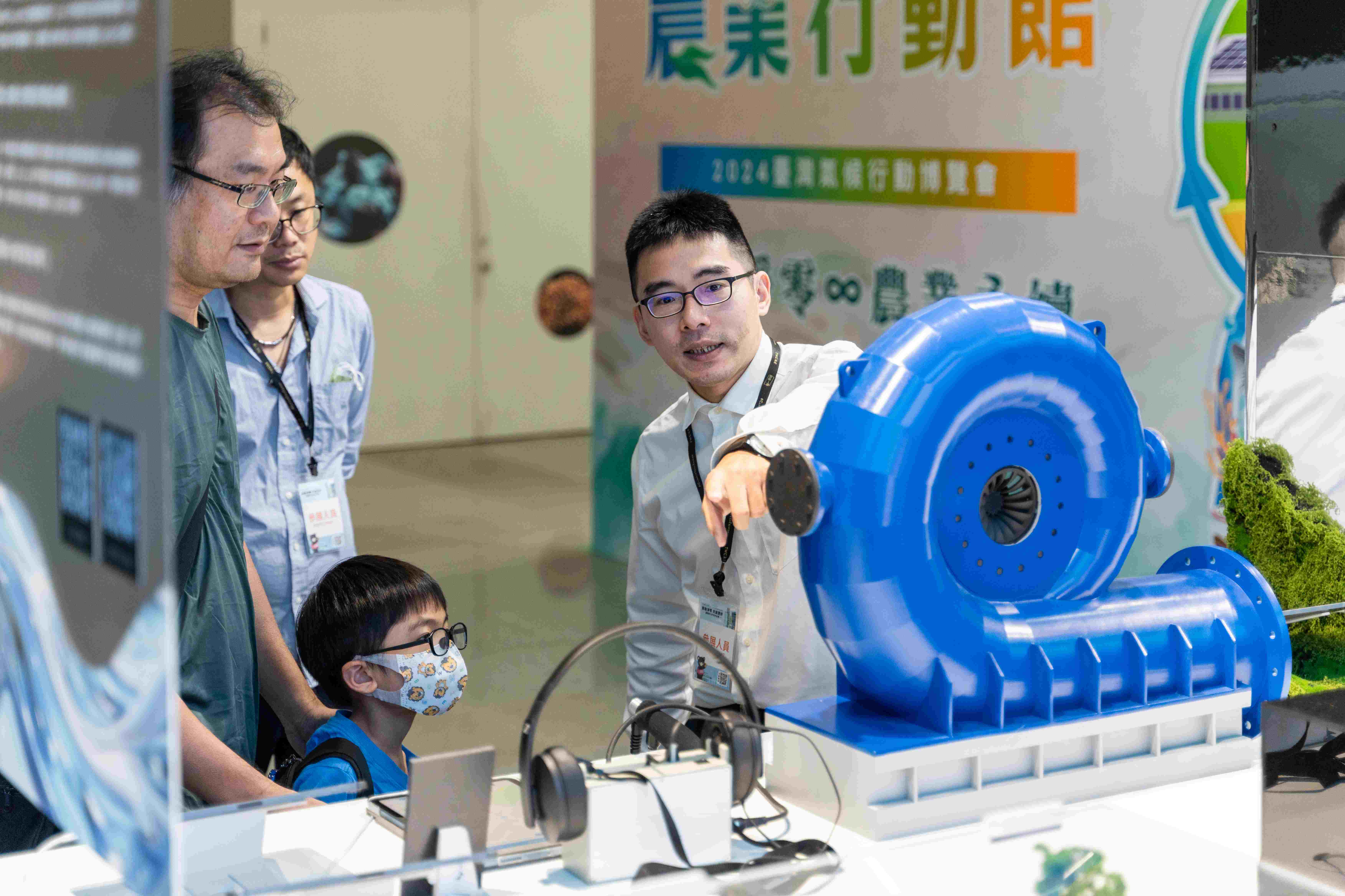 向民眾介紹小水力發電