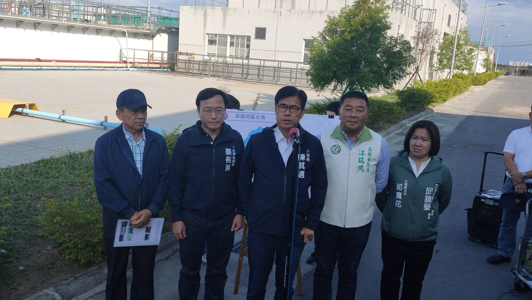 陳市長(中)本處邱處長(左1)說明高雄水情.jpg