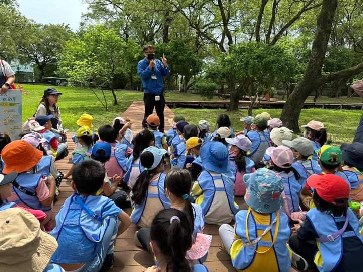 業務課同仁向花蓮縣民勤非盈利幼兒園幼兒解說