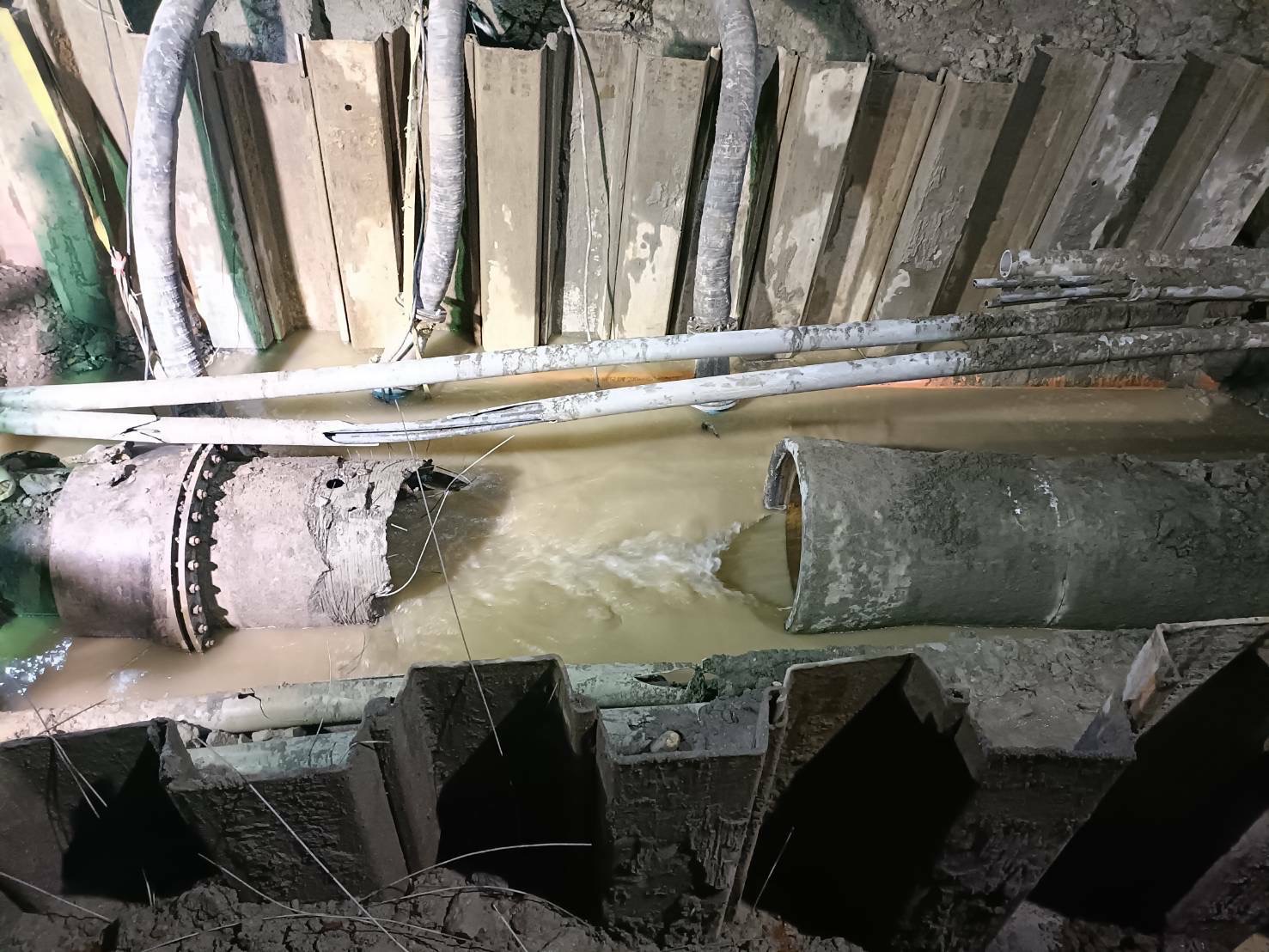 拆除後水大量,人員先行撤離,待水位降低確認現場安全後繼續搶修