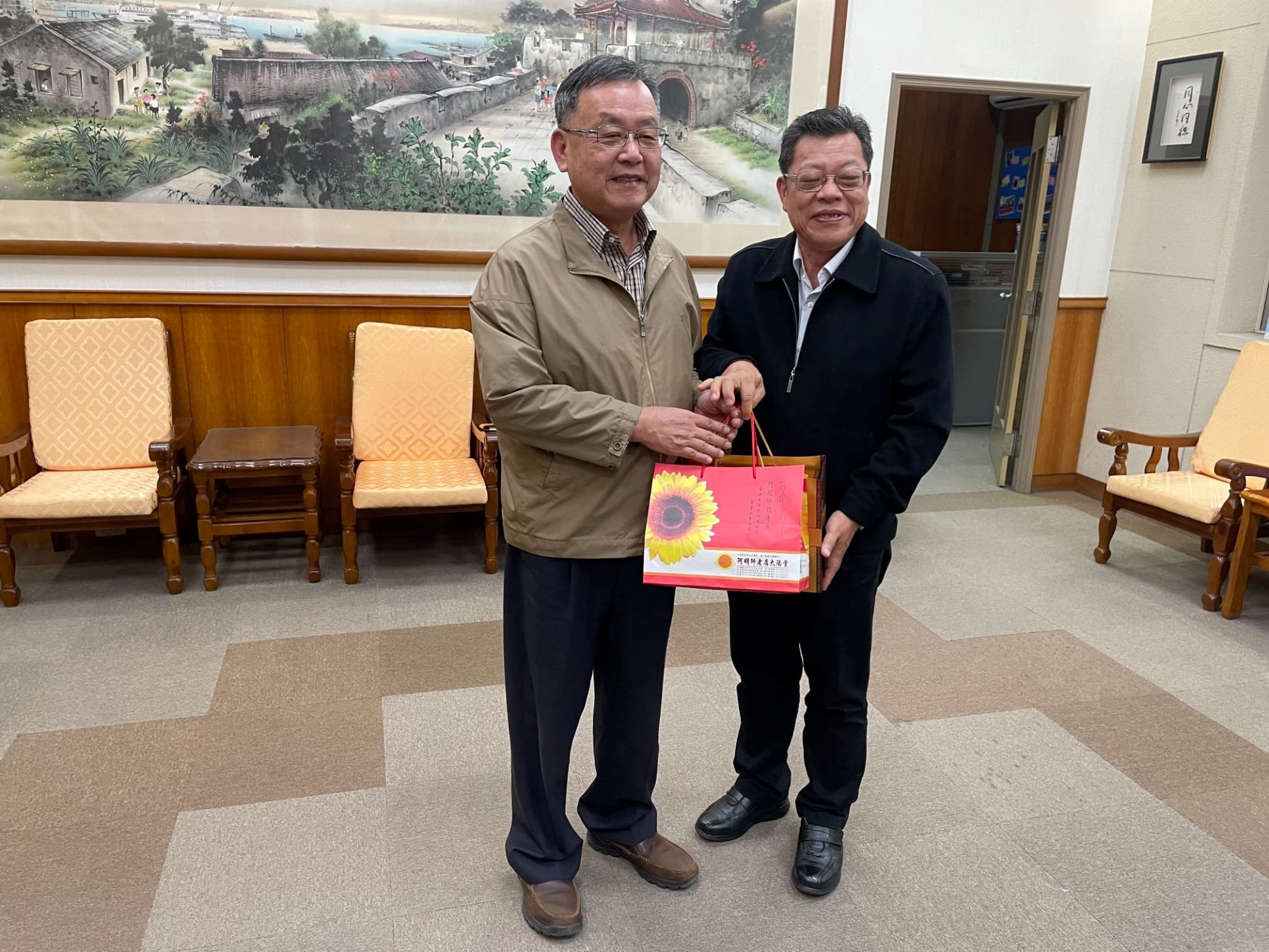 本公司總經理偕同漏防處謝處長、本處武處長及澎湖所曾主任等拜訪澎湖縣賴峰偉縣長洽談澎湖地區供水穩定等事宜