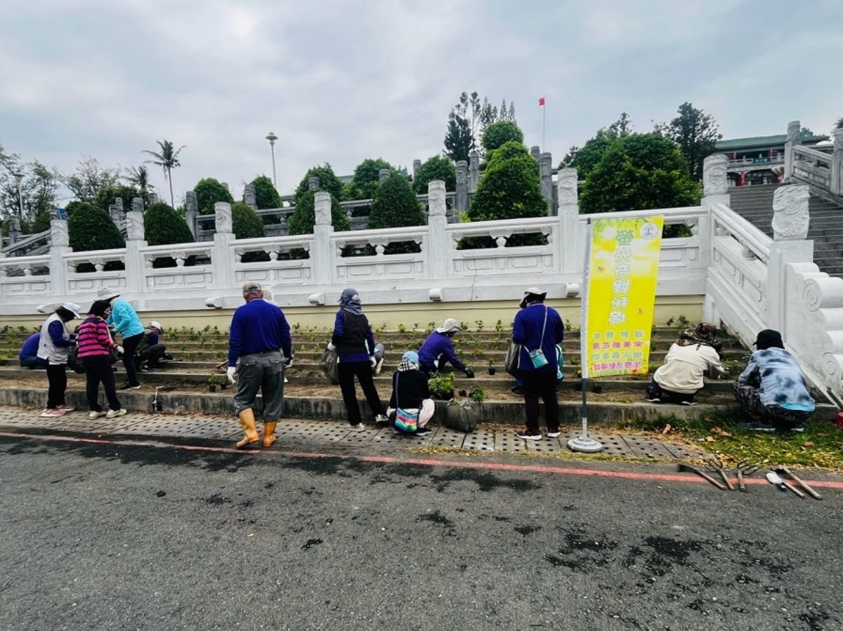 114.3.17-環教志工種植馬櫻丹2.jpg