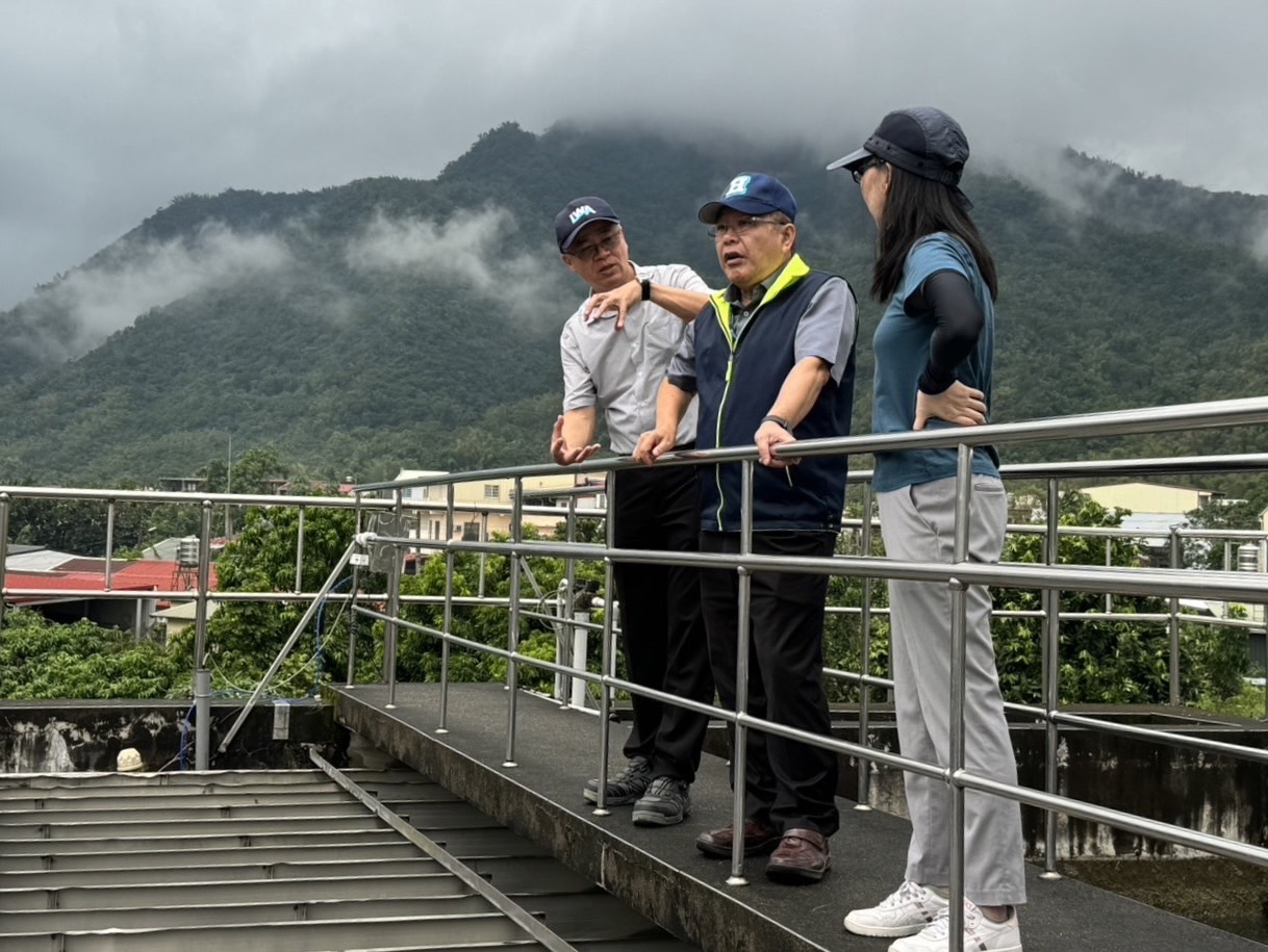 總經理(中)及本處林處長(左1)視察六龜淨水場。