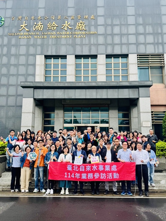 貴賓與大湳廠同仁合影.jpeg
