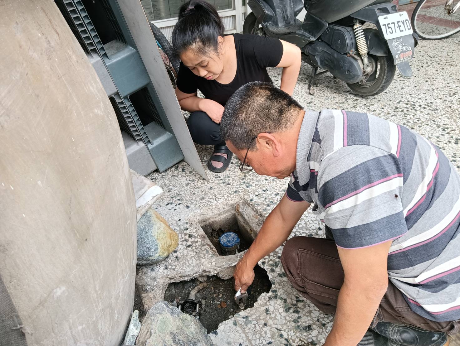 修漏人員向用戶說明如何開關止水栓及檢查內線漏水4