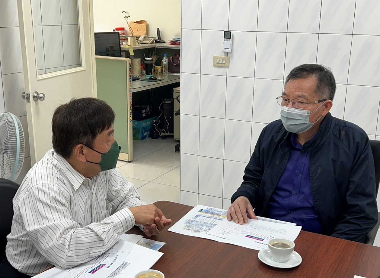 董事長與邱處長討論供水調度以穩定供水正常