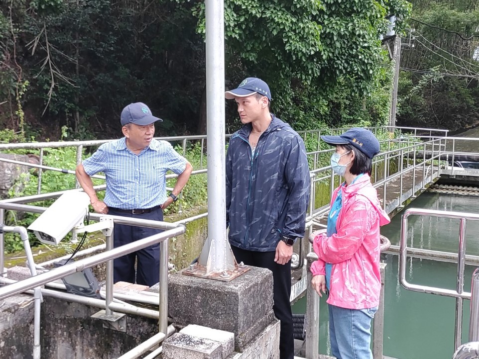 邱處長(左1)視察甲仙淨水場原水情形