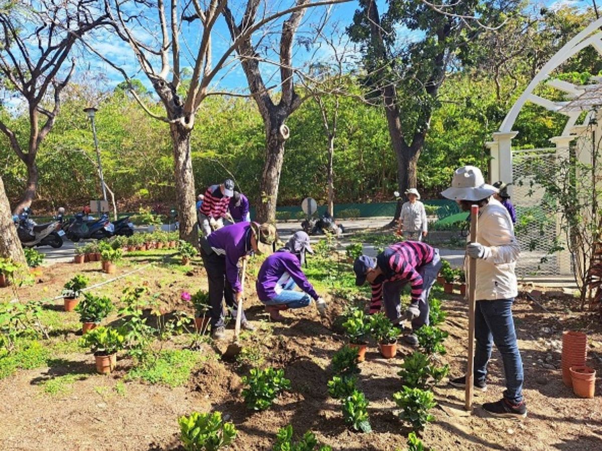 113.2.19-志工補植幸福花園花草4.jpg