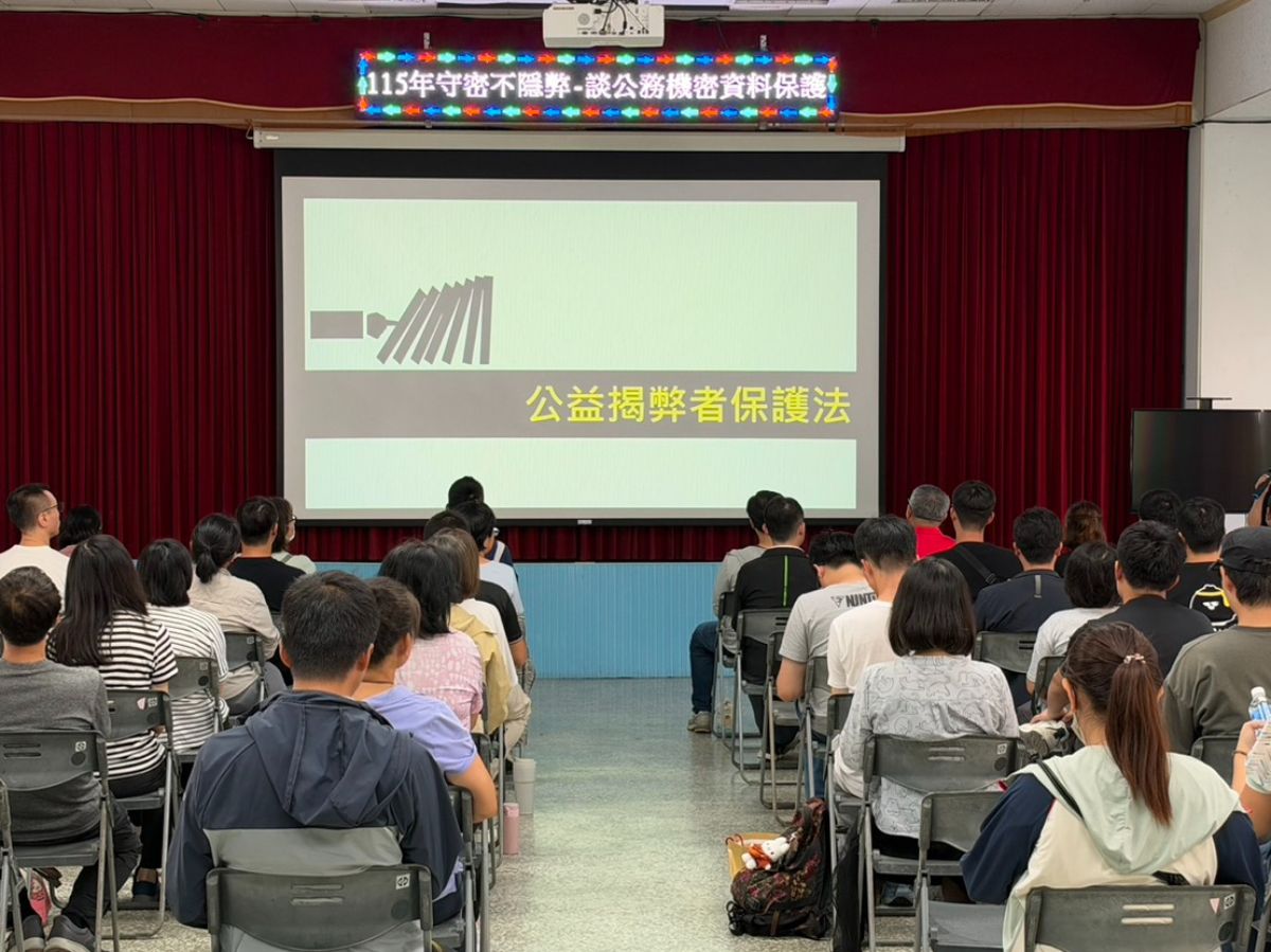 台水同仁及承攬廠商代表仔細聆聽