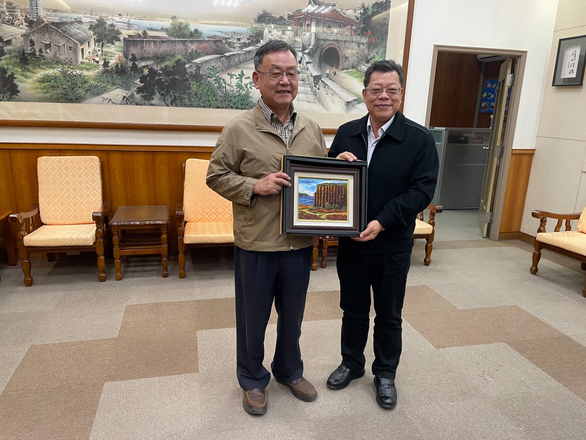 本公司總經理偕同漏防處謝處長、本處武處長及澎湖所曾主任等拜訪澎湖縣賴峰偉縣長洽談澎湖地區供水穩定等事宜