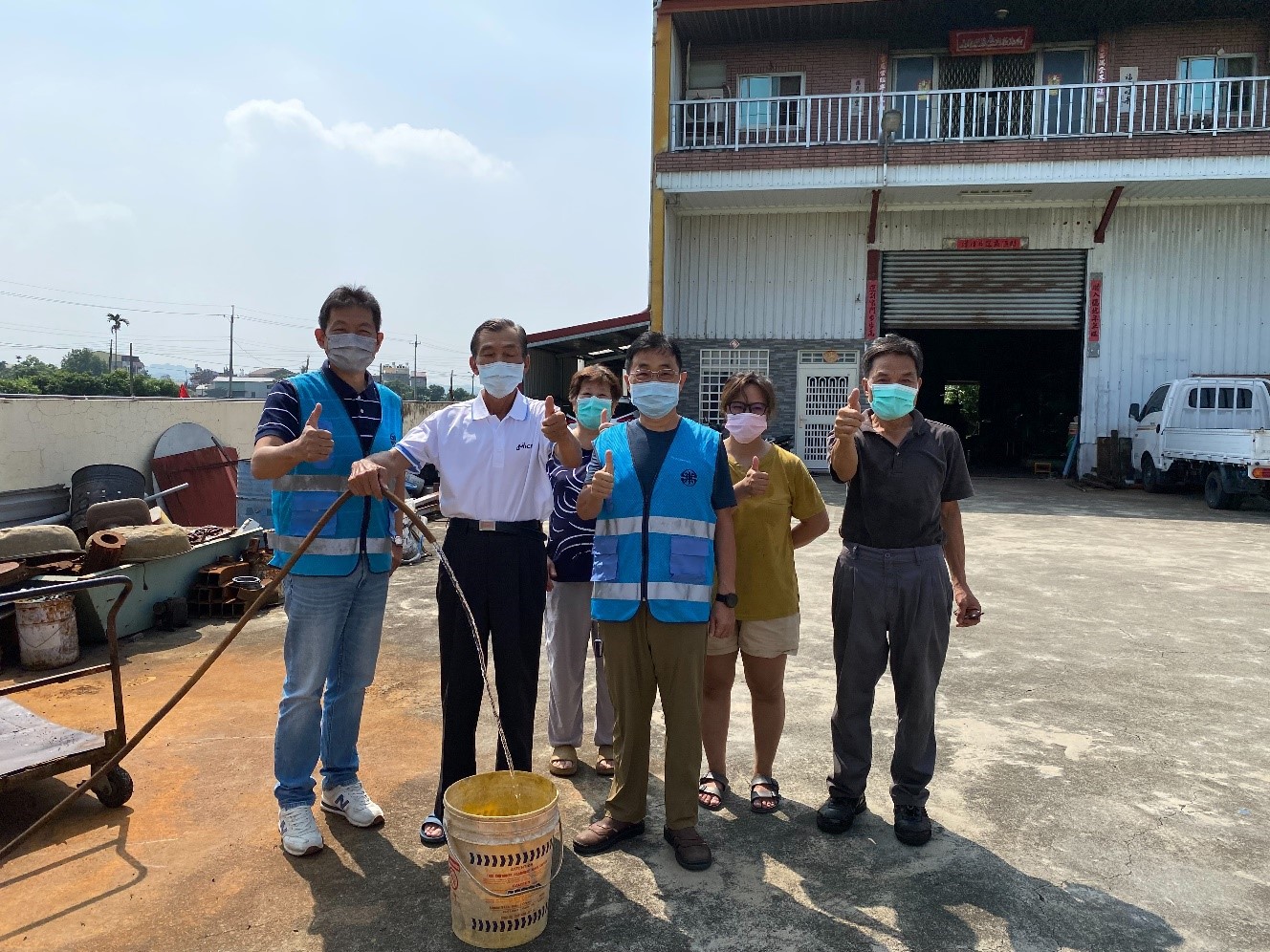 柳營區篤農里10鄰3戶居民長期無水,篤農里陳獻堂里長(左二)協助居民提供相關資料及接水證件,台水六區處爭取到水利署補助,目前已完成延管工程並通水啟用。