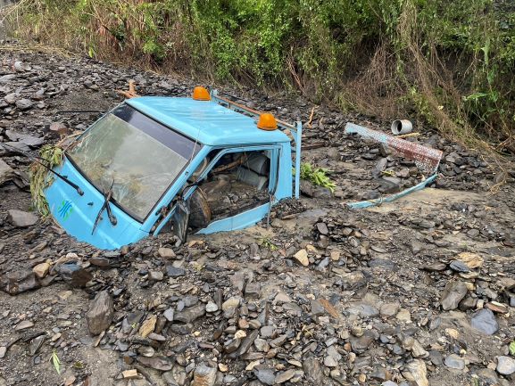 土石流淹埋台水工程車