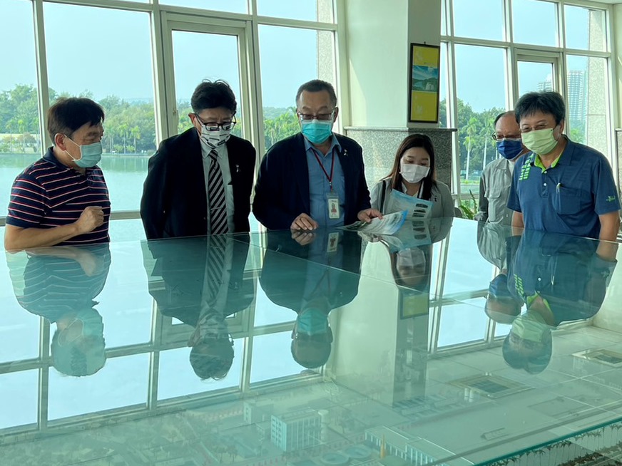 邱處長(左1)、古田副所長(左2)等參觀高級淨水場模型廠