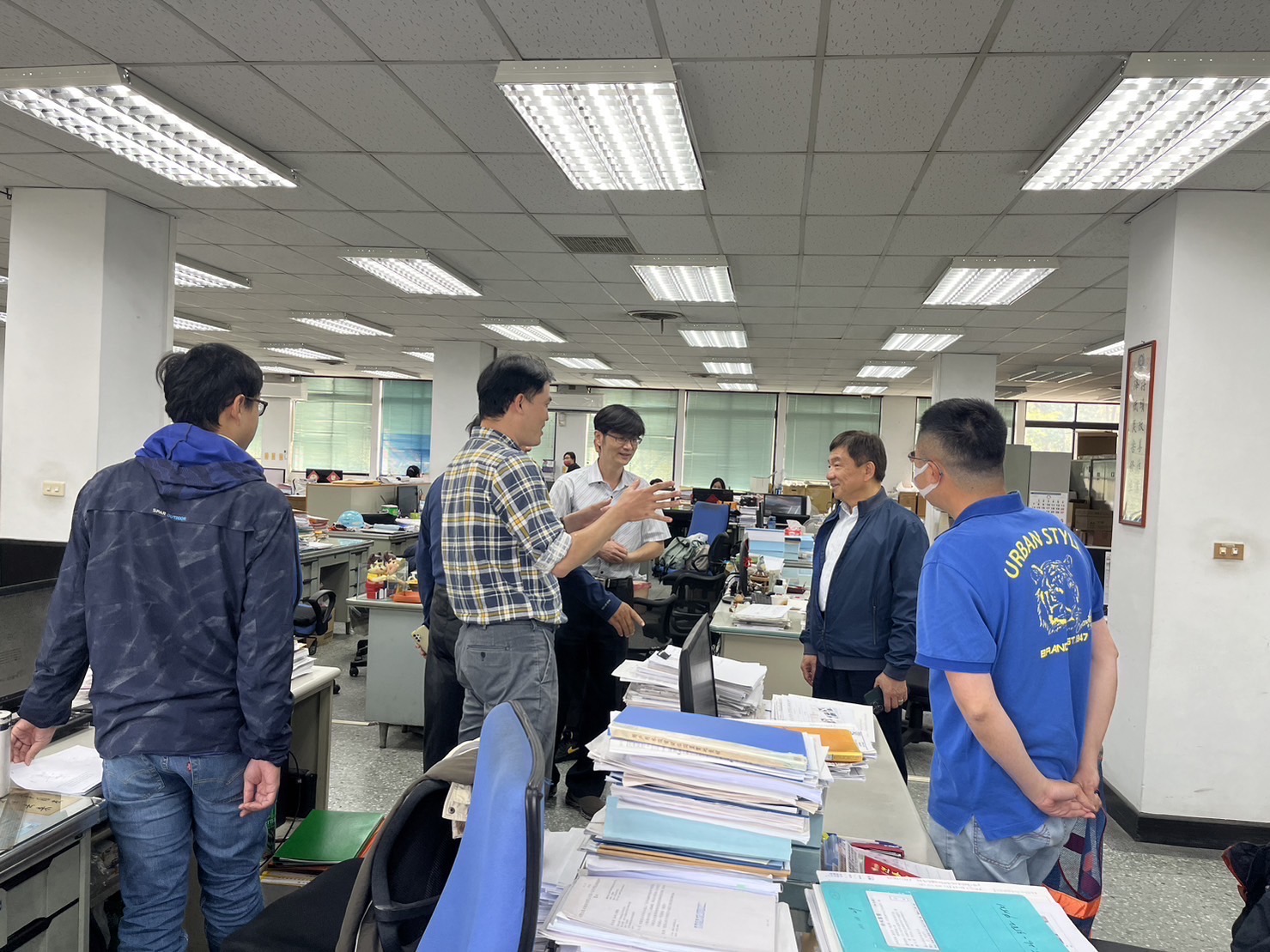 處長(右二)關心同仁工作情況並給予鼓勵。