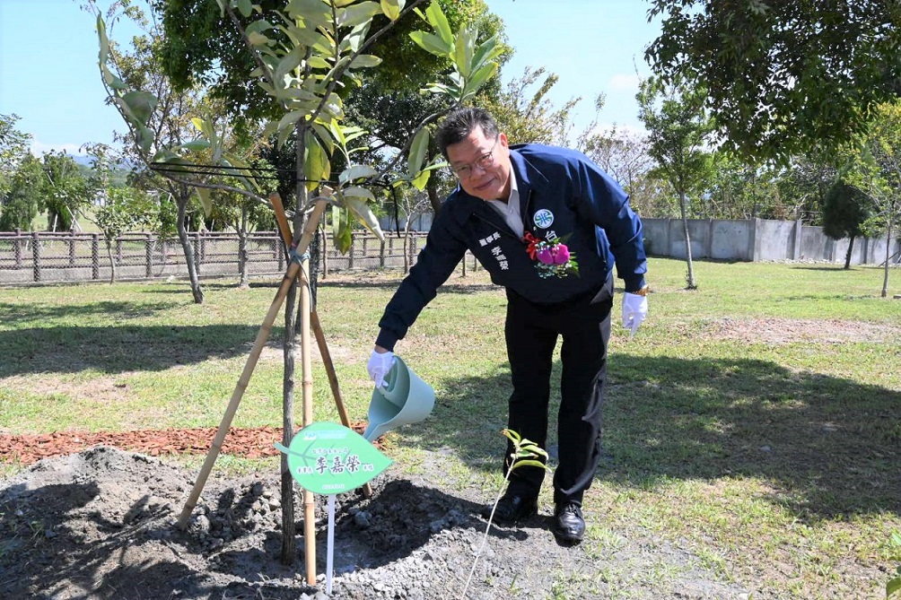 董事長李嘉榮為新栽的樹苗澆水