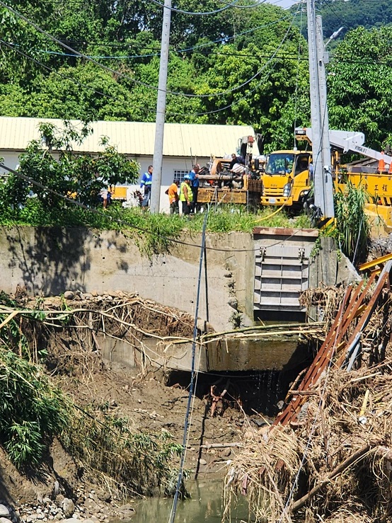 東山區大埔橋附掛水管因颱風毀損,台水公司緊急設置架鋼索跨河道附掛50公厘臨時送水管線,暫解民眾無水之苦。