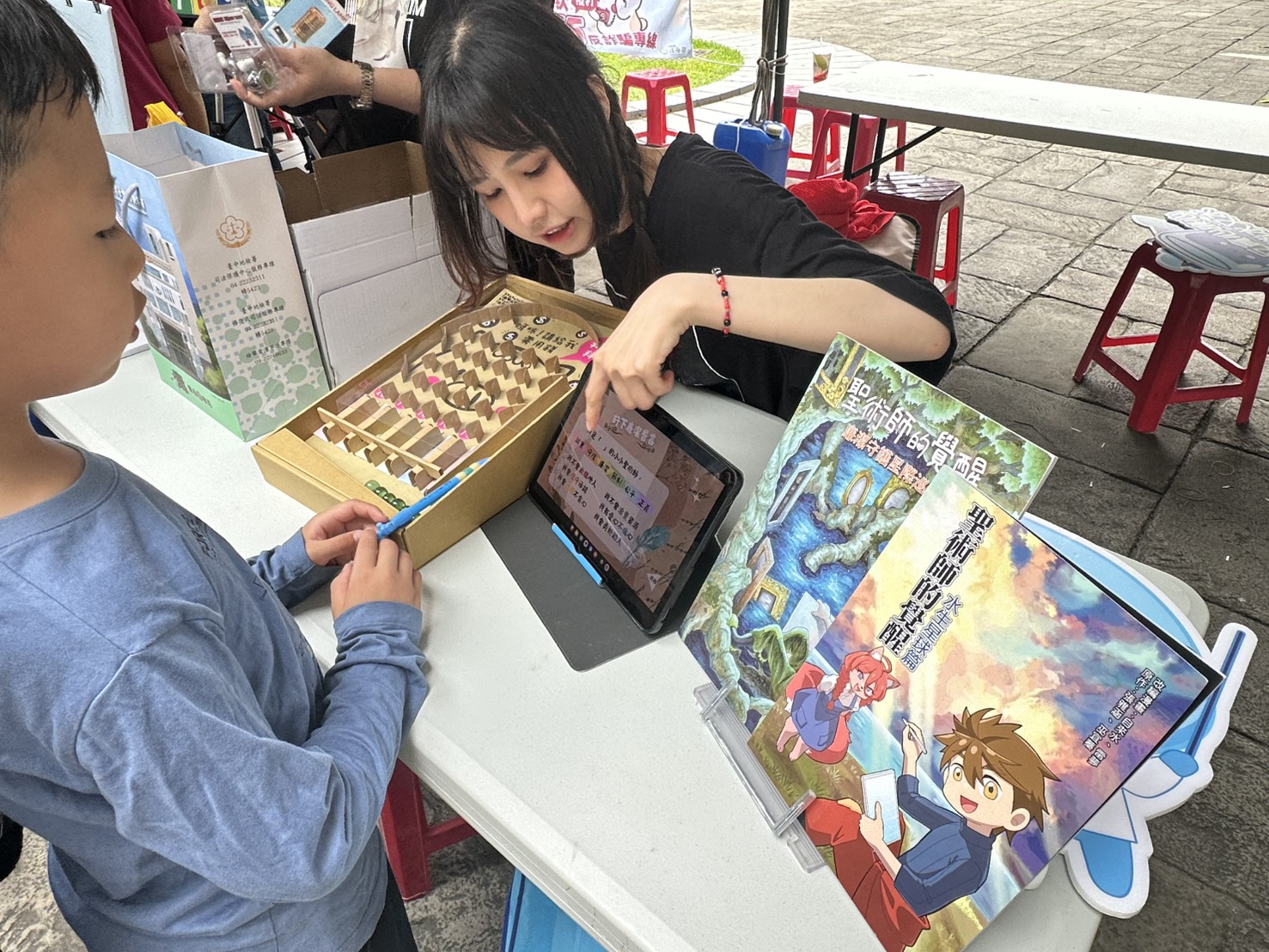 以廉潔小小聖術師繪本,發想之互動遊戲,讓小朋友認識誠實、守信、廉潔、節制、公平、正義之品德。